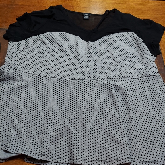 Torrid top with black mesh gray and black 4 - Picture 2 of 11